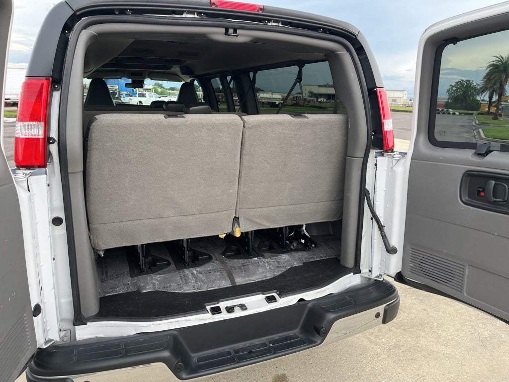 2025 Chevrolet Express Passenger 1LT