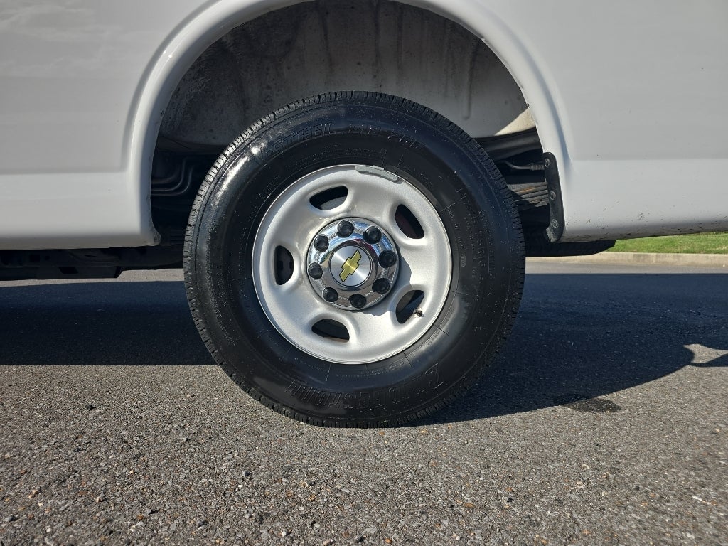 2025 Chevrolet Express Passenger 1LT