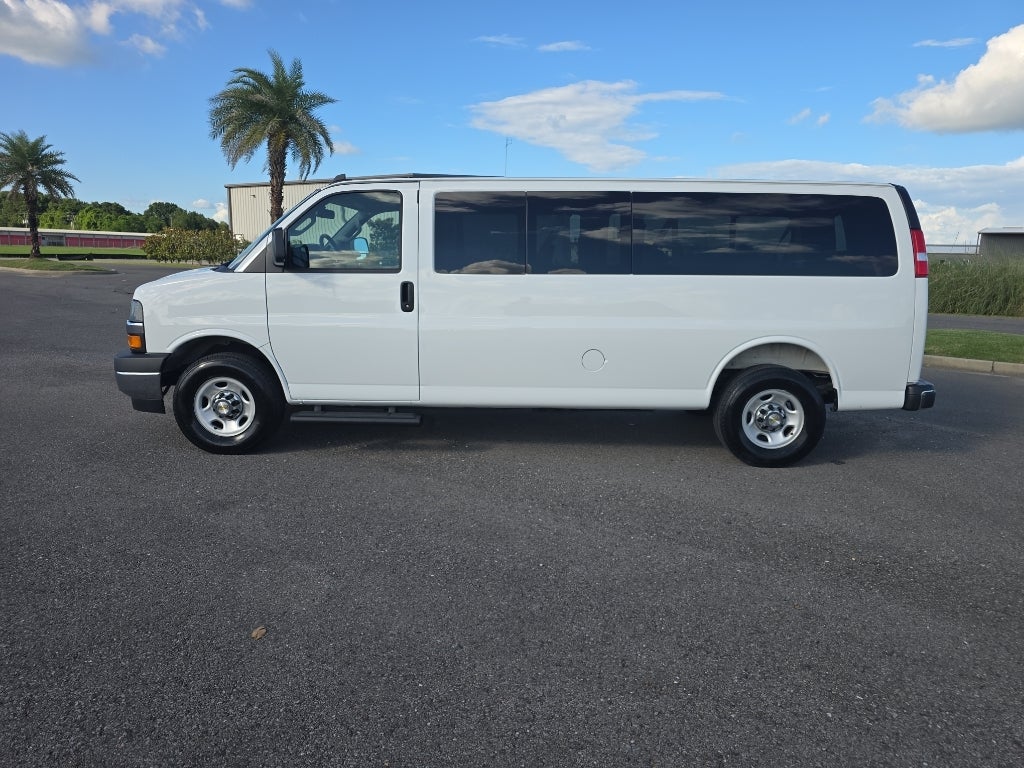 2025 Chevrolet Express Passenger 1LT
