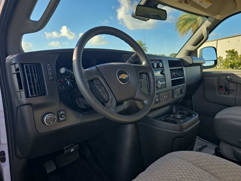2025 Chevrolet Express Passenger 1LT