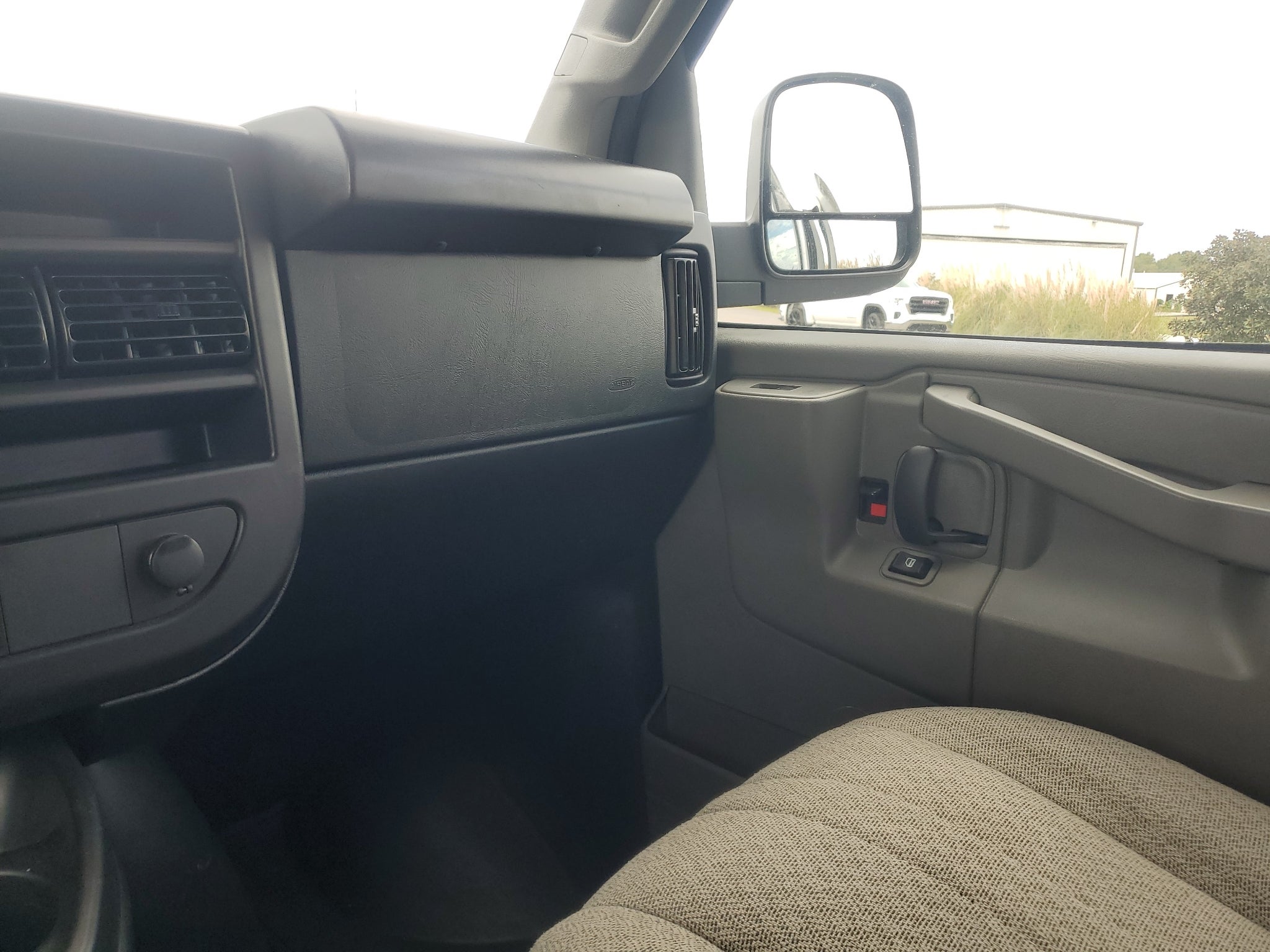 2025 GMC Savana Passenger LT