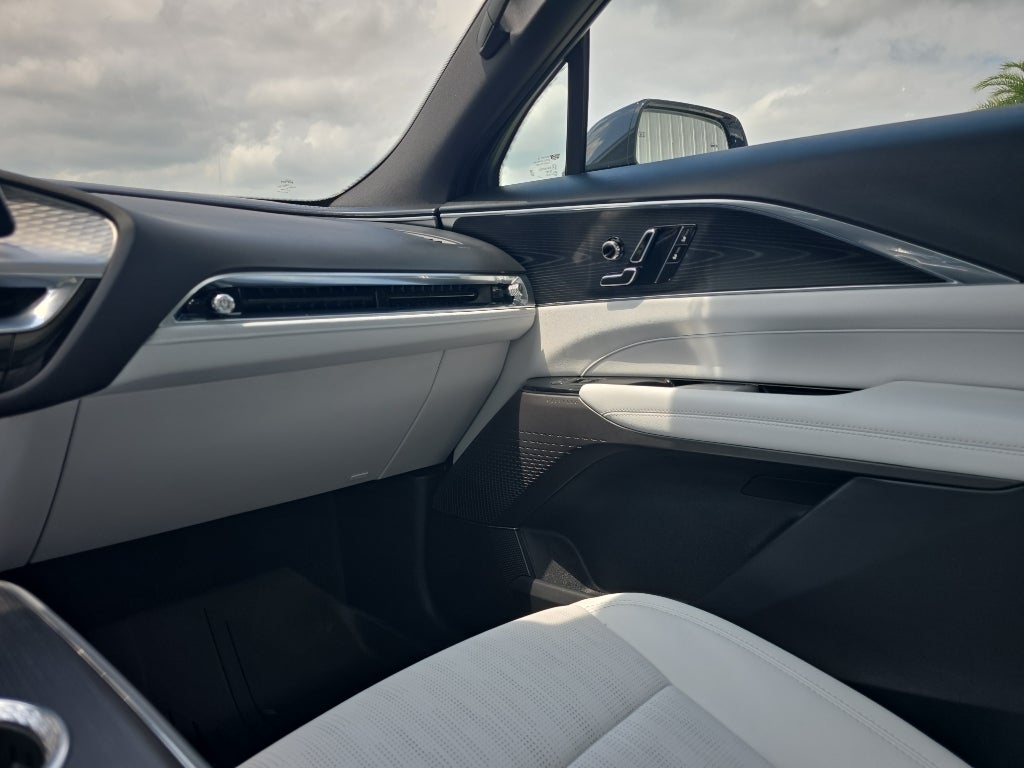 2024 Cadillac LYRIQ Luxury 1