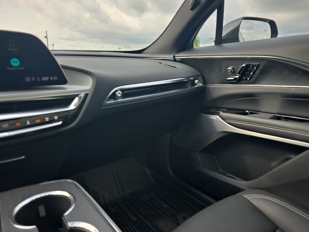 2025 Cadillac LYRIQ Luxury 3
