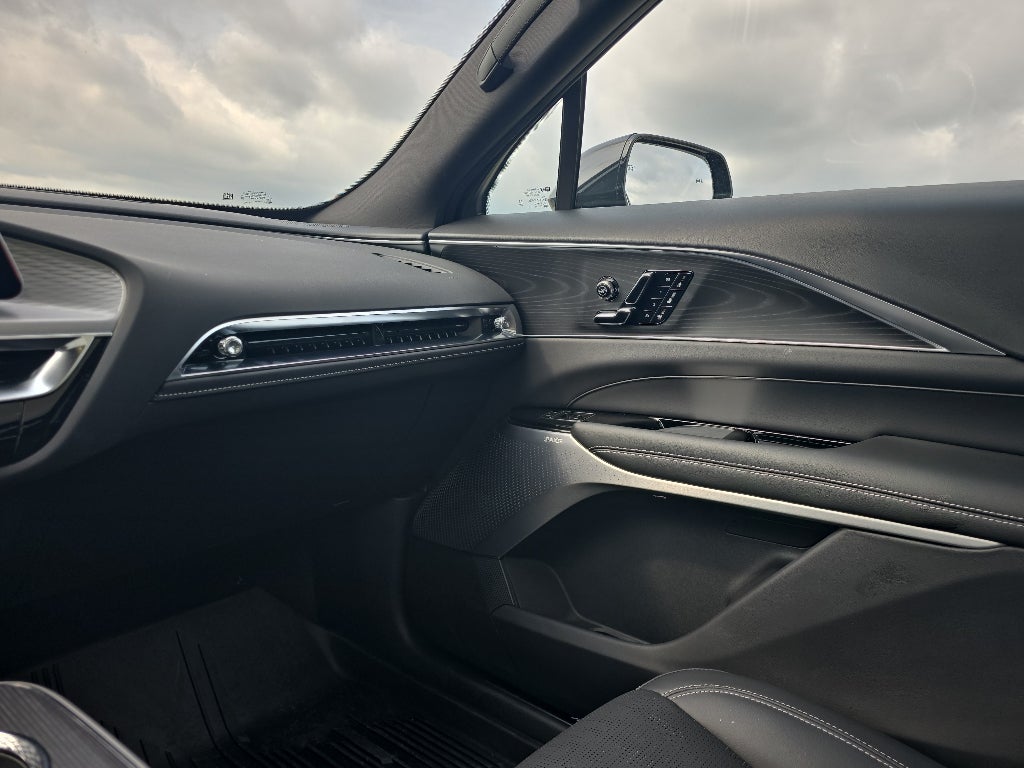 2025 Cadillac LYRIQ Luxury 3