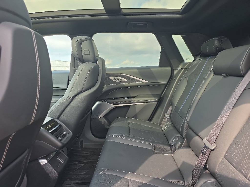 2025 Cadillac LYRIQ Luxury 3