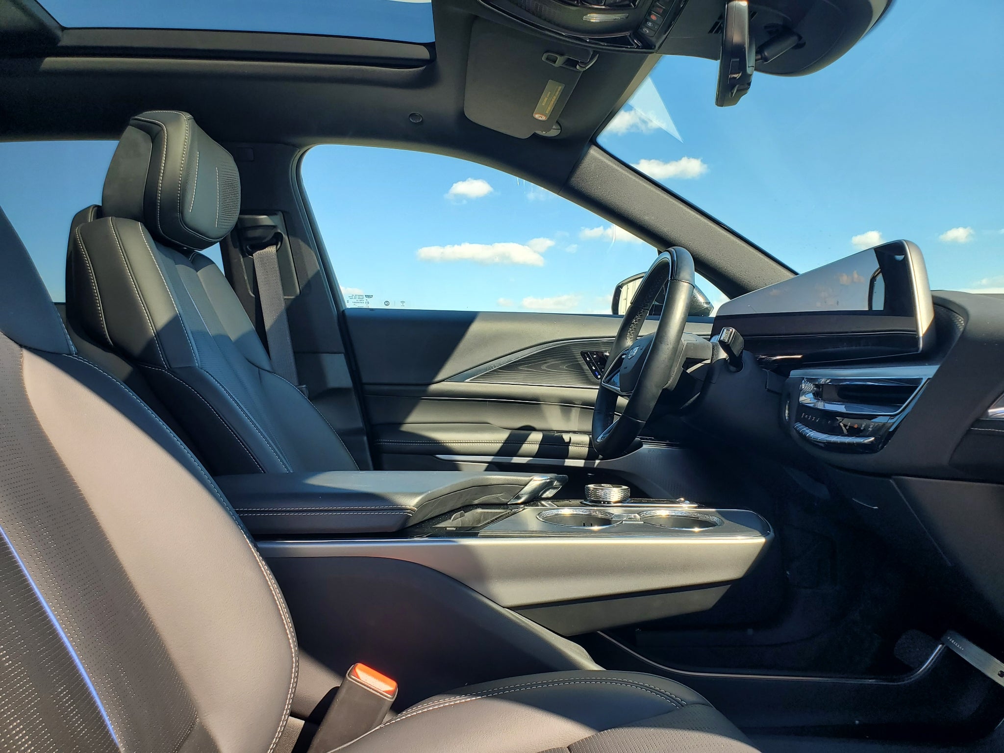 2025 Cadillac LYRIQ Luxury 3